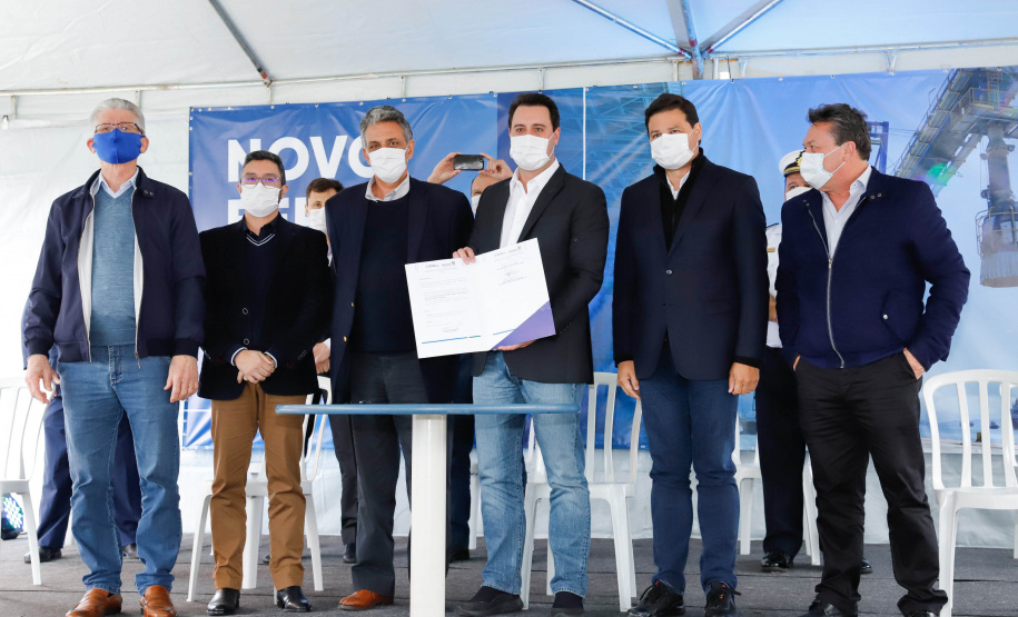 O governador Carlos Massa Ratinho Junior inaugurou nesta terça-feira (21) a obra de ampliação do cais do Porto de Paranaguá, no Litoral do Estado. O berço 201 foi modernizado e o cais de atracação foi prolongado em 100 metros. Os investimentos da empresa pública Portos do Paraná somam R$ 201,7 milhões e vão aumentar em 140% a capacidade atual de movimentação de cargas.