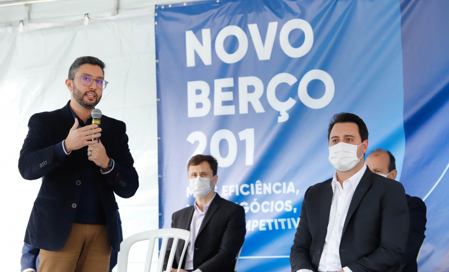 O governador Carlos Massa Ratinho Junior inaugurou nesta terça-feira (21) a obra de ampliação do cais do Porto de Paranaguá, no Litoral do Estado. O berço 201 foi modernizado e o cais de atracação foi prolongado em 100 metros. Os investimentos da empresa pública Portos do Paraná somam R$ 201,7 milhões e vão aumentar em 140% a capacidade atual de movimentação de cargas.