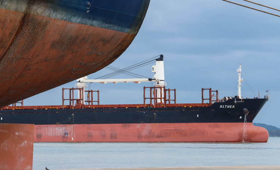 O governador Carlos Massa Ratinho Junior inaugurou nesta terça-feira (21) a obra de ampliação do cais do Porto de Paranaguá, no Litoral do Estado. O berço 201 foi modernizado e o cais de atracação foi prolongado em 100 metros. Os investimentos da empresa pública Portos do Paraná somam R$ 201,7 milhões e vão aumentar em 140% a capacidade atual de movimentação de cargas.