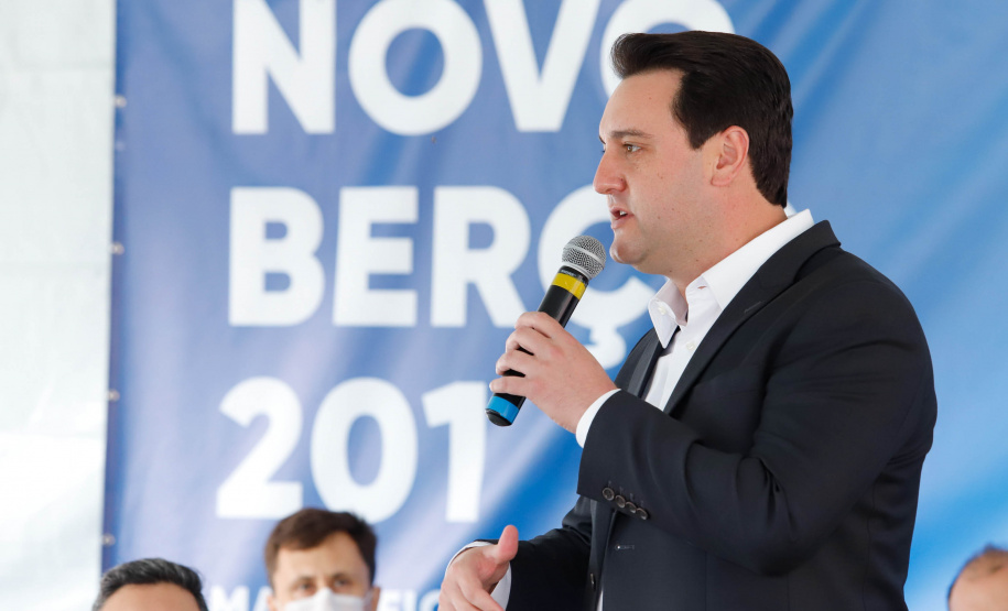 O governador Carlos Massa Ratinho Junior inaugurou nesta terça-feira (21) a obra de ampliação do cais do Porto de Paranaguá, no Litoral do Estado. O berço 201 foi modernizado e o cais de atracação foi prolongado em 100 metros. Os investimentos da empresa pública Portos do Paraná somam R$ 201,7 milhões e vão aumentar em 140% a capacidade atual de movimentação de cargas.