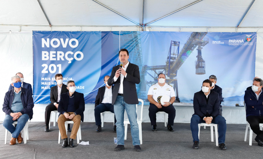 O governador Carlos Massa Ratinho Junior inaugurou nesta terça-feira (21) a obra de ampliação do cais do Porto de Paranaguá, no Litoral do Estado. O berço 201 foi modernizado e o cais de atracação foi prolongado em 100 metros. Os investimentos da empresa pública Portos do Paraná somam R$ 201,7 milhões e vão aumentar em 140% a capacidade atual de movimentação de cargas.