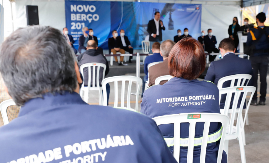 O governador Carlos Massa Ratinho Junior inaugurou nesta terça-feira (21) a obra de ampliação do cais do Porto de Paranaguá, no Litoral do Estado. O berço 201 foi modernizado e o cais de atracação foi prolongado em 100 metros. Os investimentos da empresa pública Portos do Paraná somam R$ 201,7 milhões e vão aumentar em 140% a capacidade atual de movimentação de cargas.