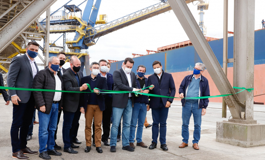 O governador Carlos Massa Ratinho Junior inaugurou nesta terça-feira (21) a obra de ampliação do cais do Porto de Paranaguá, no Litoral do Estado. O berço 201 foi modernizado e o cais de atracação foi prolongado em 100 metros. Os investimentos da empresa pública Portos do Paraná somam R$ 201,7 milhões e vão aumentar em 140% a capacidade atual de movimentação de cargas.