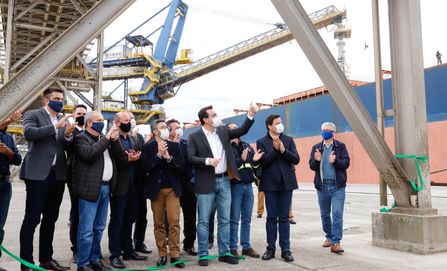 O governador Carlos Massa Ratinho Junior inaugurou nesta terça-feira (21) a obra de ampliação do cais do Porto de Paranaguá, no Litoral do Estado. O berço 201 foi modernizado e o cais de atracação foi prolongado em 100 metros. Os investimentos da empresa pública Portos do Paraná somam R$ 201,7 milhões e vão aumentar em 140% a capacidade atual de movimentação de cargas.