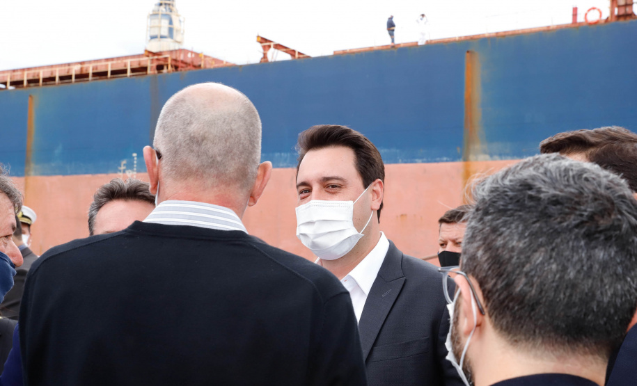 O governador Carlos Massa Ratinho Junior inaugurou nesta terça-feira (21) a obra de ampliação do cais do Porto de Paranaguá, no Litoral do Estado. O berço 201 foi modernizado e o cais de atracação foi prolongado em 100 metros. Os investimentos da empresa pública Portos do Paraná somam R$ 201,7 milhões e vão aumentar em 140% a capacidade atual de movimentação de cargas.