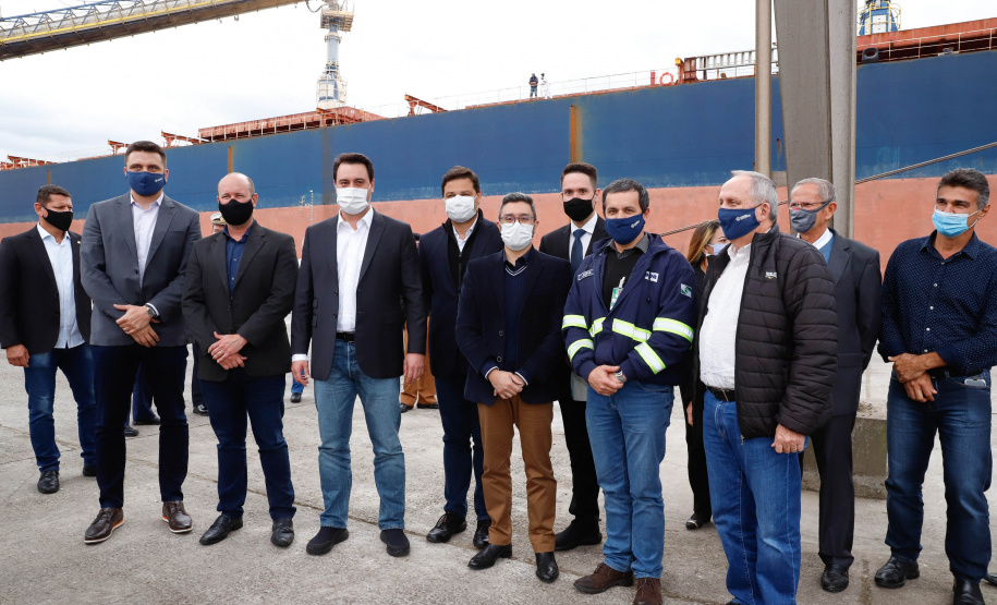 O governador Carlos Massa Ratinho Junior inaugurou nesta terça-feira (21) a obra de ampliação do cais do Porto de Paranaguá, no Litoral do Estado. O berço 201 foi modernizado e o cais de atracação foi prolongado em 100 metros. Os investimentos da empresa pública Portos do Paraná somam R$ 201,7 milhões e vão aumentar em 140% a capacidade atual de movimentação de cargas.