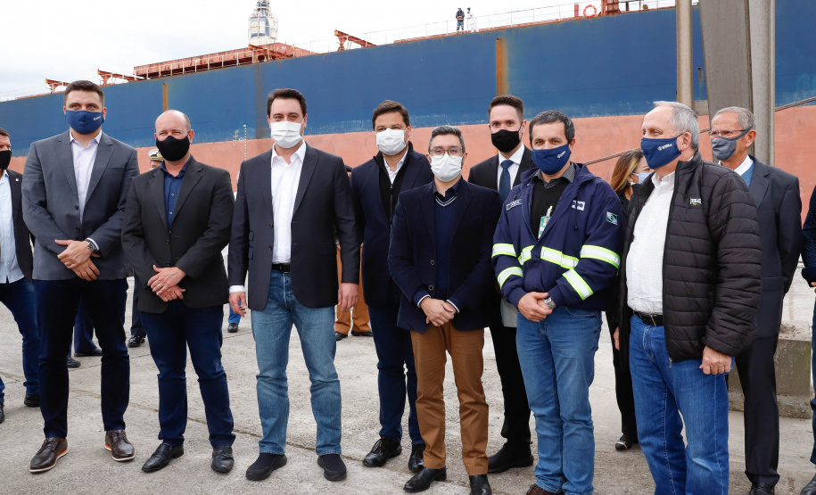 O governador Carlos Massa Ratinho Junior inaugurou nesta terça-feira (21) a obra de ampliação do cais do Porto de Paranaguá, no Litoral do Estado. O berço 201 foi modernizado e o cais de atracação foi prolongado em 100 metros. Os investimentos da empresa pública Portos do Paraná somam R$ 201,7 milhões e vão aumentar em 140% a capacidade atual de movimentação de cargas.