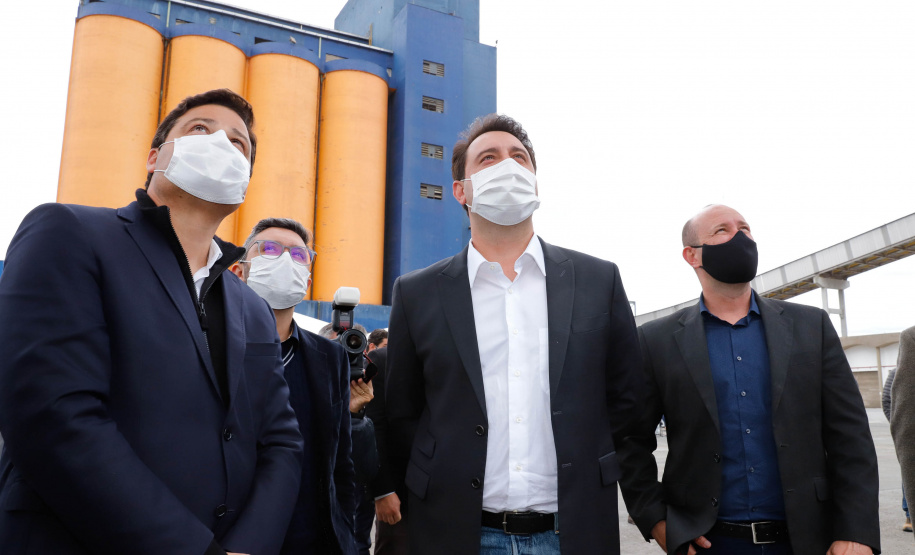 O governador Carlos Massa Ratinho Junior inaugurou nesta terça-feira (21) a obra de ampliação do cais do Porto de Paranaguá, no Litoral do Estado. O berço 201 foi modernizado e o cais de atracação foi prolongado em 100 metros. Os investimentos da empresa pública Portos do Paraná somam R$ 201,7 milhões e vão aumentar em 140% a capacidade atual de movimentação de cargas.