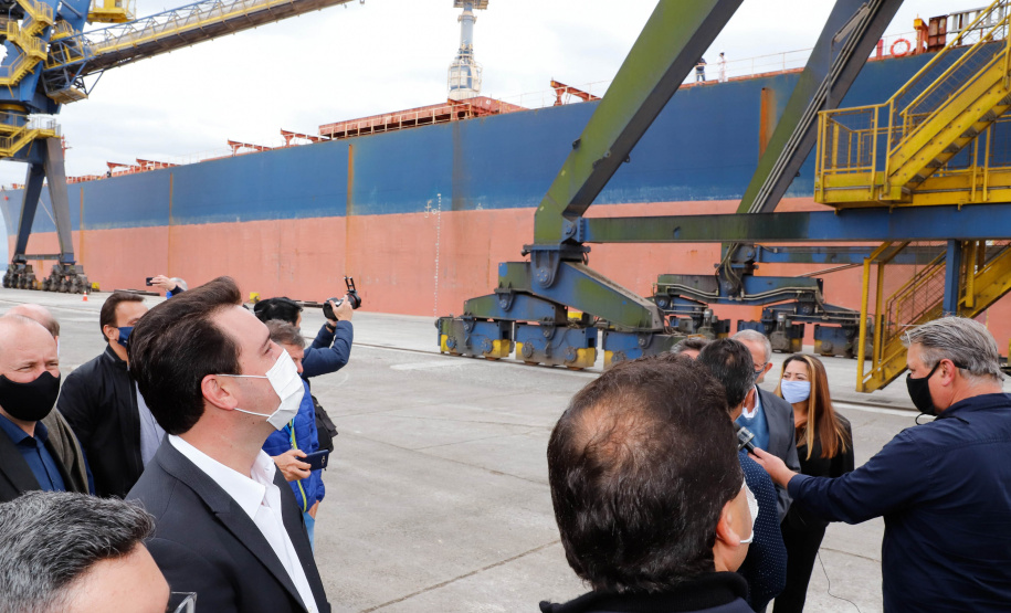 O governador Carlos Massa Ratinho Junior inaugurou nesta terça-feira (21) a obra de ampliação do cais do Porto de Paranaguá, no Litoral do Estado. O berço 201 foi modernizado e o cais de atracação foi prolongado em 100 metros. Os investimentos da empresa pública Portos do Paraná somam R$ 201,7 milhões e vão aumentar em 140% a capacidade atual de movimentação de cargas.