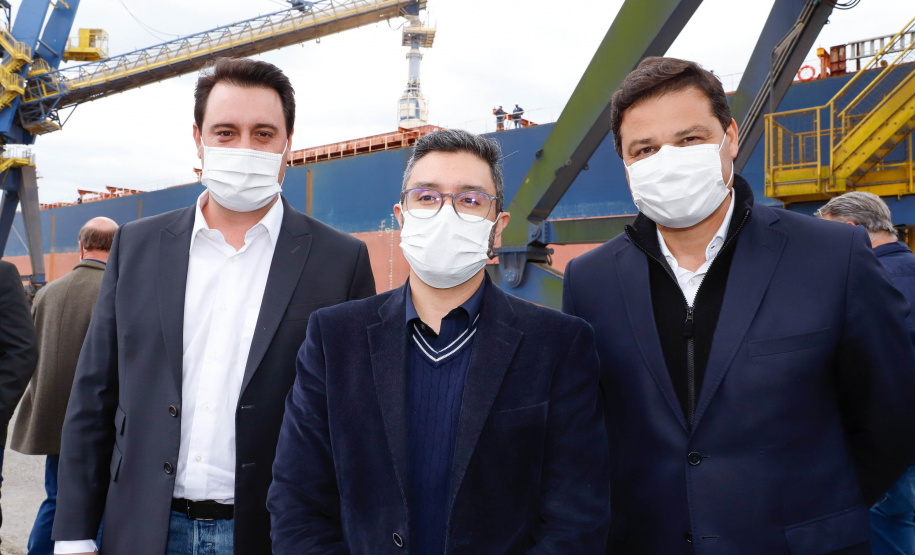O governador Carlos Massa Ratinho Junior inaugurou nesta terça-feira (21) a obra de ampliação do cais do Porto de Paranaguá, no Litoral do Estado. O berço 201 foi modernizado e o cais de atracação foi prolongado em 100 metros. Os investimentos da empresa pública Portos do Paraná somam R$ 201,7 milhões e vão aumentar em 140% a capacidade atual de movimentação de cargas.