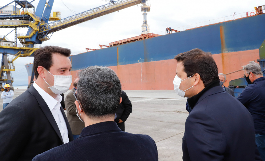 O governador Carlos Massa Ratinho Junior inaugurou nesta terça-feira (21) a obra de ampliação do cais do Porto de Paranaguá, no Litoral do Estado. O berço 201 foi modernizado e o cais de atracação foi prolongado em 100 metros. Os investimentos da empresa pública Portos do Paraná somam R$ 201,7 milhões e vão aumentar em 140% a capacidade atual de movimentação de cargas.