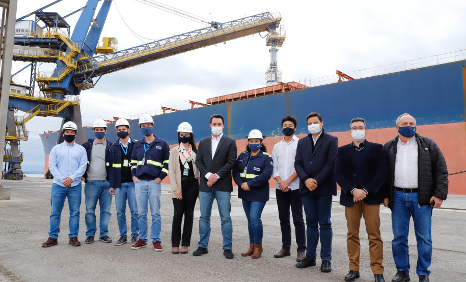 O governador Carlos Massa Ratinho Junior inaugurou nesta terça-feira (21) a obra de ampliação do cais do Porto de Paranaguá, no Litoral do Estado. O berço 201 foi modernizado e o cais de atracação foi prolongado em 100 metros. Os investimentos da empresa pública Portos do Paraná somam R$ 201,7 milhões e vão aumentar em 140% a capacidade atual de movimentação de cargas.