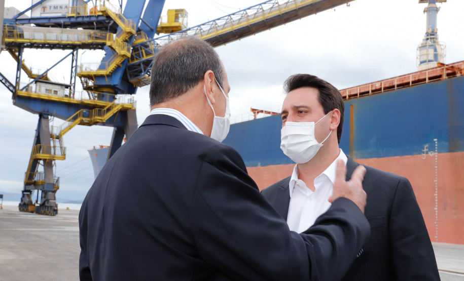 O governador Carlos Massa Ratinho Junior inaugurou nesta terça-feira (21) a obra de ampliação do cais do Porto de Paranaguá, no Litoral do Estado. O berço 201 foi modernizado e o cais de atracação foi prolongado em 100 metros. Os investimentos da empresa pública Portos do Paraná somam R$ 201,7 milhões e vão aumentar em 140% a capacidade atual de movimentação de cargas.