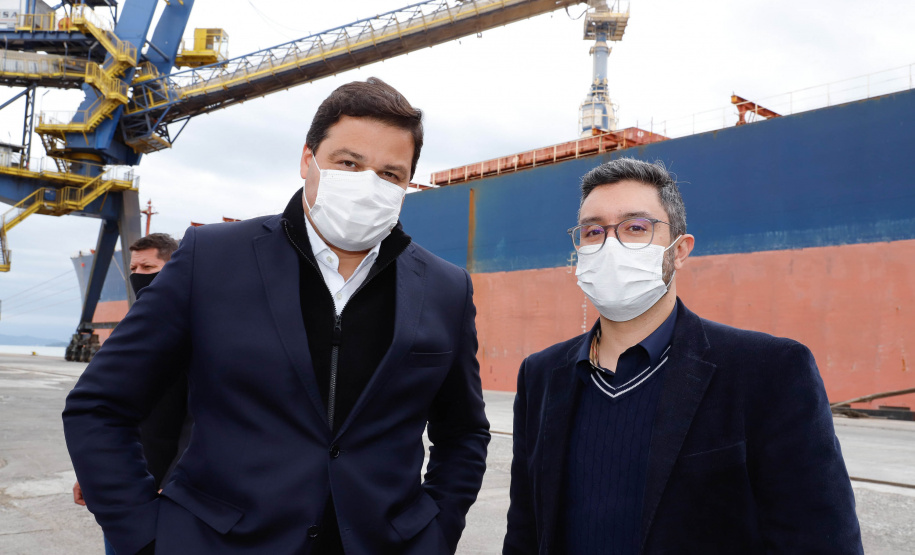 O governador Carlos Massa Ratinho Junior inaugurou nesta terça-feira (21) a obra de ampliação do cais do Porto de Paranaguá, no Litoral do Estado. O berço 201 foi modernizado e o cais de atracação foi prolongado em 100 metros. Os investimentos da empresa pública Portos do Paraná somam R$ 201,7 milhões e vão aumentar em 140% a capacidade atual de movimentação de cargas.