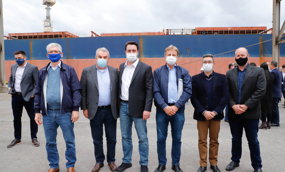 O governador Carlos Massa Ratinho Junior inaugurou nesta terça-feira (21) a obra de ampliação do cais do Porto de Paranaguá, no Litoral do Estado. O berço 201 foi modernizado e o cais de atracação foi prolongado em 100 metros. Os investimentos da empresa pública Portos do Paraná somam R$ 201,7 milhões e vão aumentar em 140% a capacidade atual de movimentação de cargas.