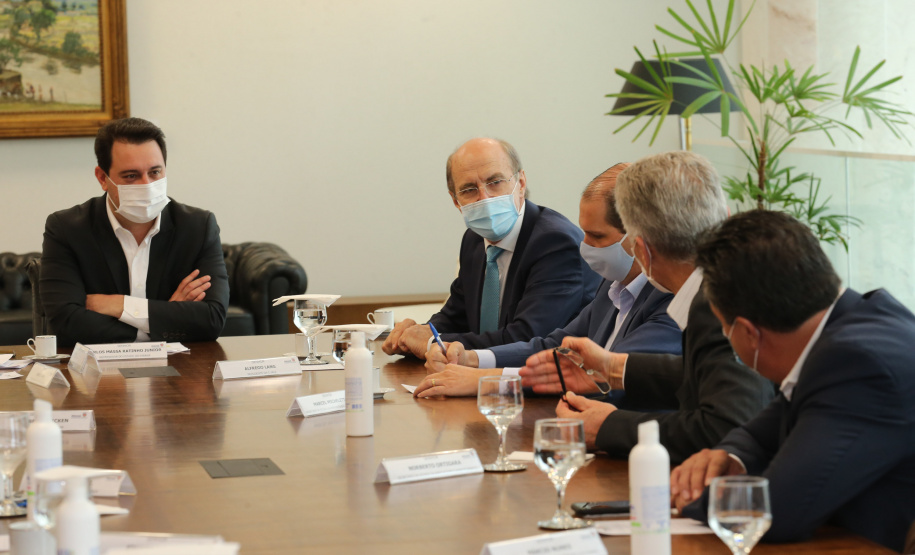 O Governador Carlos Massa Ratinho Junior assina, nesta quarta-feira (23), protocolo de investimentos com a cooperativa paranaense C.Vale representada pelo presidente Alfredo Lang.   Curitiba, 23/09/2020. Foto: Geraldo Bubniak/AEN