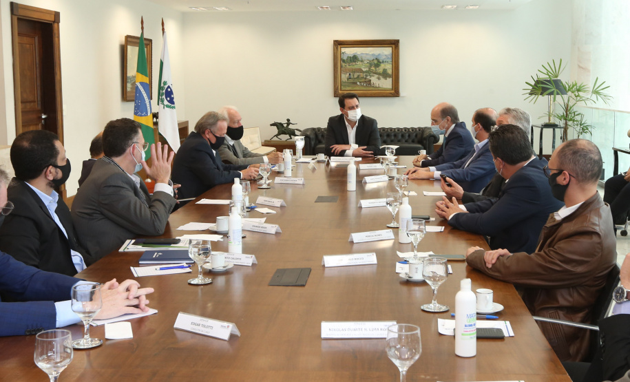O Governador Carlos Massa Ratinho Junior assina, nesta quarta-feira (23), protocolo de investimentos com a cooperativa paranaense C.Vale representada pelo presidente Alfredo Lang.   Curitiba, 23/09/2020. Foto: Geraldo Bubniak/AEN