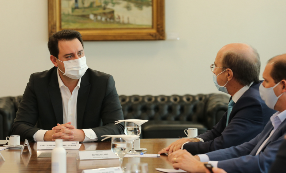 O Governador Carlos Massa Ratinho Junior assina, nesta quarta-feira (23), protocolo de investimentos com a cooperativa paranaense C.Vale representada pelo presidente Alfredo Lang.   Curitiba, 23/09/2020. Foto: Geraldo Bubniak/AEN