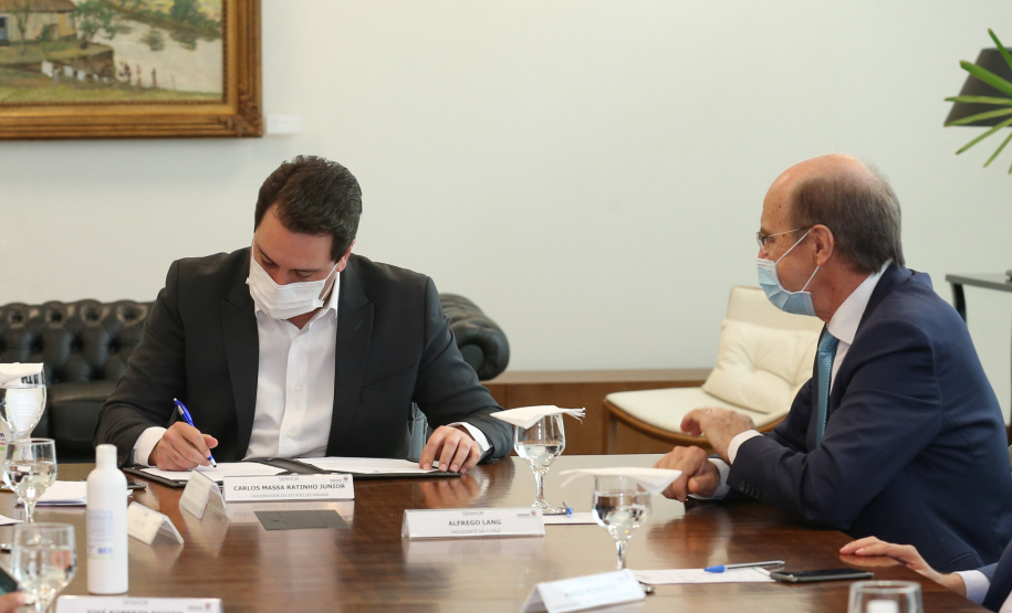 O Governador Carlos Massa Ratinho Junior assina, nesta quarta-feira (23), protocolo de investimentos com a cooperativa paranaense C.Vale representada pelo presidente Alfredo Lang.   Curitiba, 23/09/2020. Foto: Geraldo Bubniak/AEN