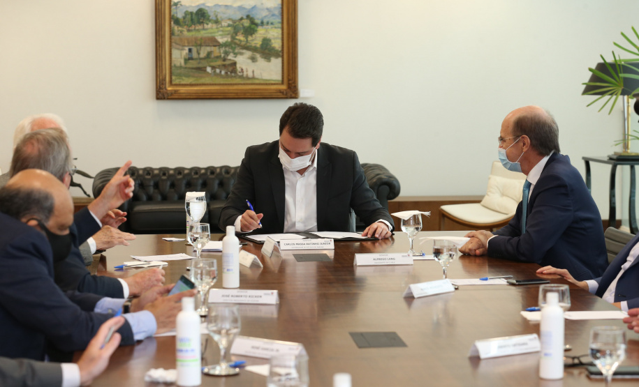 O Governador Carlos Massa Ratinho Junior assina, nesta quarta-feira (23), protocolo de investimentos com a cooperativa paranaense C.Vale representada pelo presidente Alfredo Lang.   Curitiba, 23/09/2020. Foto: Geraldo Bubniak/AEN
