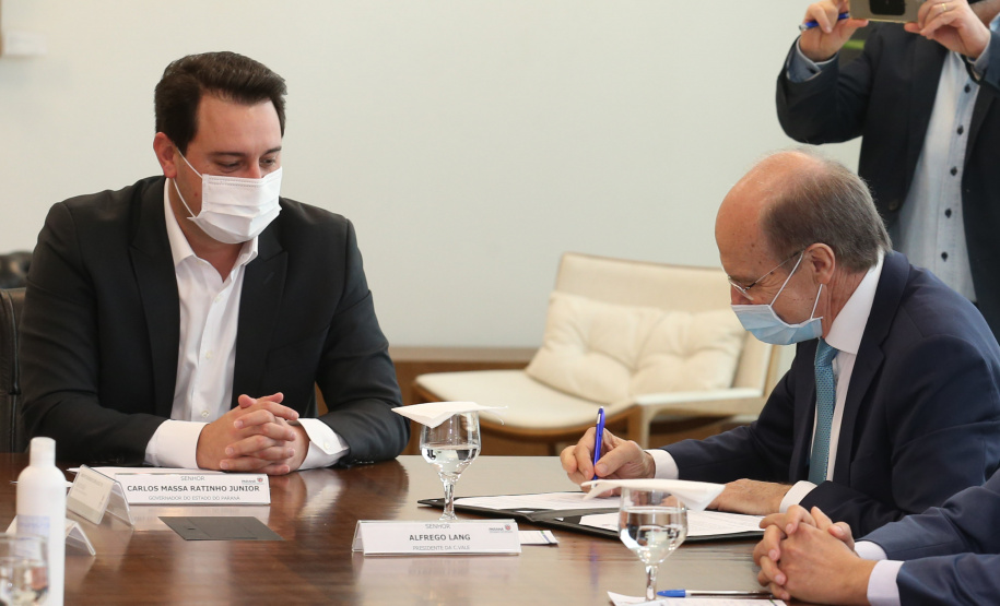 O Governador Carlos Massa Ratinho Junior assina, nesta quarta-feira (23), protocolo de investimentos com a cooperativa paranaense C.Vale representada pelo presidente Alfredo Lang.   Curitiba, 23/09/2020. Foto: Geraldo Bubniak/AEN