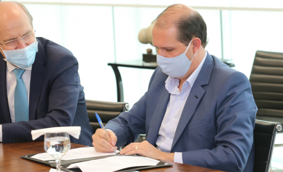 O Governador Carlos Massa Ratinho Junior assina, nesta quarta-feira (23), protocolo de investimentos com a cooperativa paranaense C.Vale representada pelo presidente Alfredo Lang.  Na foto, o  secretario Estadual da Administração e da Previdência (Seap), Marcel Micheletto . Curitiba, 23/09/2020. Foto: Geraldo Bubniak/AEN