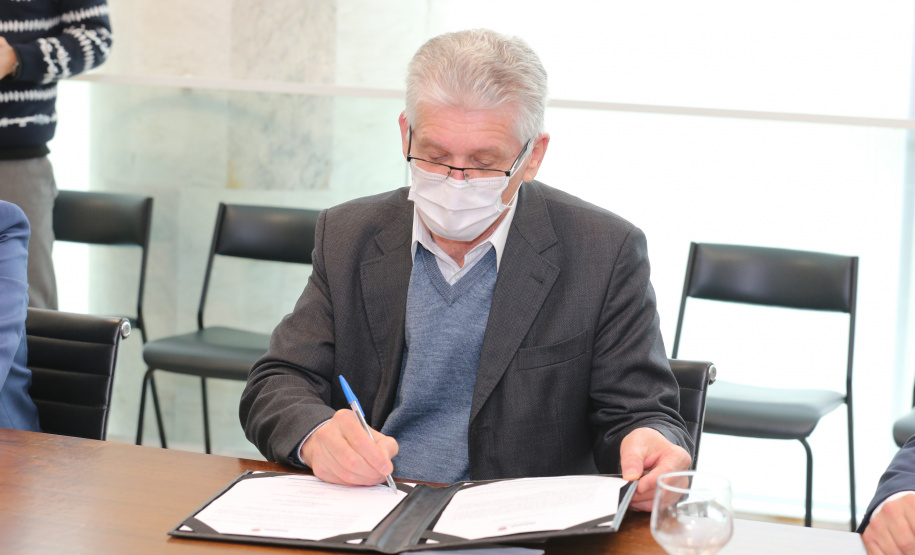 O Governador Carlos Massa Ratinho Junior assina, nesta quarta-feira (23), protocolo de investimentos com a cooperativa paranaense C.Vale representada pelo presidente Alfredo Lang.   Na foto, secretário de Estado da Agricultura, Norberto Ortigara. Curitiba, 23/09/2020. Foto: Geraldo Bubniak/AEN