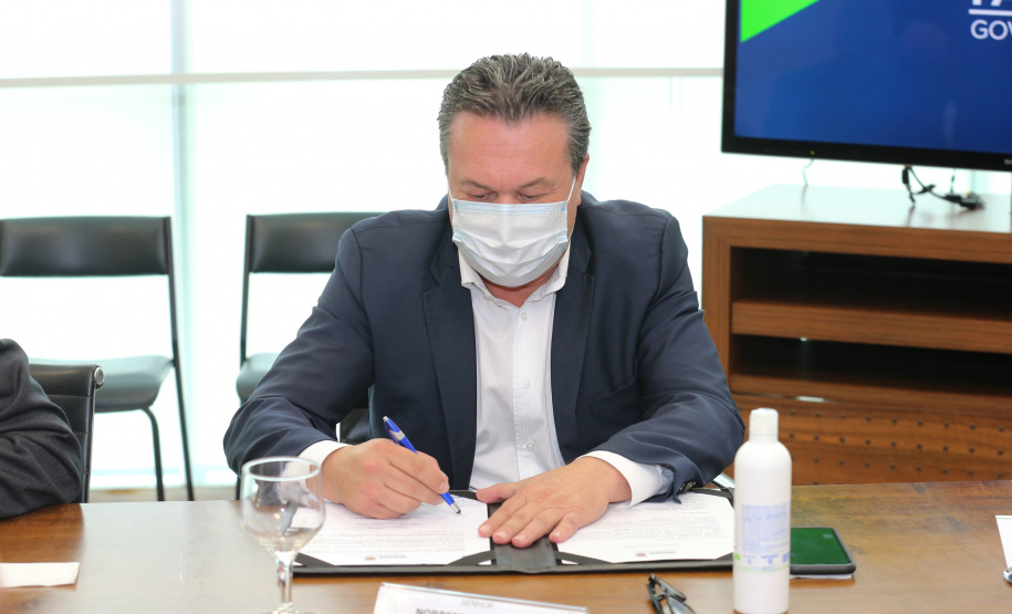 O Governador Carlos Massa Ratinho Junior assina, nesta quarta-feira (23), protocolo de investimentos com a cooperativa paranaense C.Vale representada pelo presidente Alfredo Lang.   Na foto,  secretário do Desenvolvimento Sustentável e do Turismo Marcio Nunes. Curitiba, 23/09/2020. Foto: Geraldo Bubniak/AEN