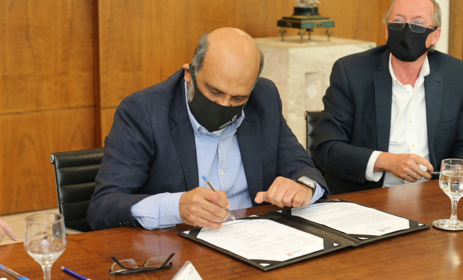 O Governador Carlos Massa Ratinho Junior assina, nesta quarta-feira (23), protocolo de investimentos com a cooperativa paranaense C.Vale representada pelo presidente Alfredo Lang.  Na foto, secretário da Fazenda do Paraná, Renê Garcia Júnior.  Curitiba, 23/09/2020. Foto: Geraldo Bubniak/AEN