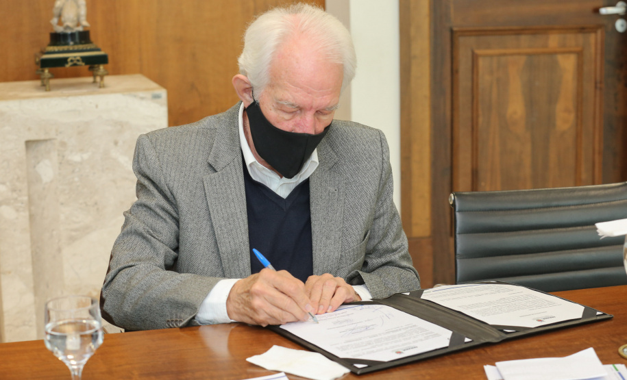 O Governador Carlos Massa Ratinho Junior assina, nesta quarta-feira (23), protocolo de investimentos com a cooperativa paranaense C.Vale representada pelo presidente Alfredo Lang.   Na foto, o vicegovernador do Estado Darci Piana. Curitiba, 23/09/2020. Foto: Geraldo Bubniak/AEN