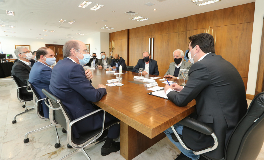 O Governador Carlos Massa Ratinho Junior assina, nesta quarta-feira (23), protocolo de investimentos com a cooperativa paranaense C.Vale representada pelo presidente Alfredo Lang.   Curitiba, 23/09/2020. Foto: Geraldo Bubniak/AEN