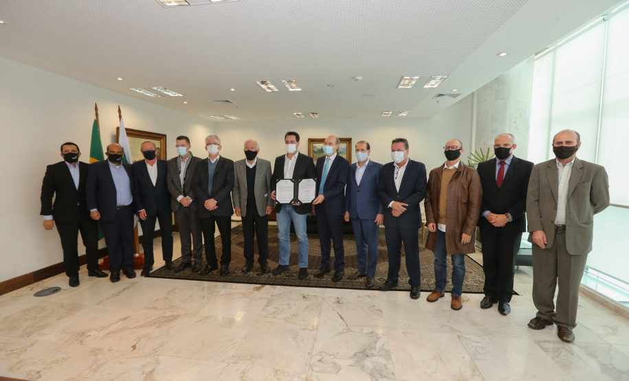 O Governador Carlos Massa Ratinho Junior assina, nesta quarta-feira (23), protocolo de investimentos com a cooperativa paranaense C.Vale representada pelo presidente Alfredo Lang.   Curitiba, 23/09/2020. Foto: Geraldo Bubniak/AEN