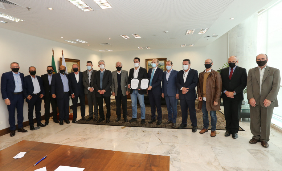 O Governador Carlos Massa Ratinho Junior assina, nesta quarta-feira (23), protocolo de investimentos com a cooperativa paranaense C.Vale representada pelo presidente Alfredo Lang.   Curitiba, 23/09/2020. Foto: Geraldo Bubniak/AEN