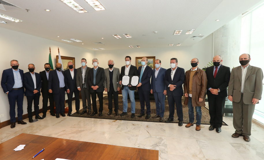 O Governador Carlos Massa Ratinho Junior assina, nesta quarta-feira (23), protocolo de investimentos com a cooperativa paranaense C.Vale representada pelo presidente Alfredo Lang.   Curitiba, 23/09/2020. Foto: Geraldo Bubniak/AEN