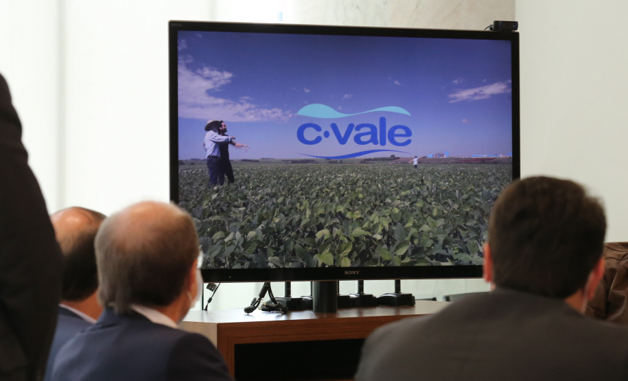 O Governador Carlos Massa Ratinho Junior assina, nesta quarta-feira (23), protocolo de investimentos com a cooperativa paranaense C.Vale representada pelo presidente Alfredo Lang.   Curitiba, 23/09/2020. Foto: Geraldo Bubniak/AEN