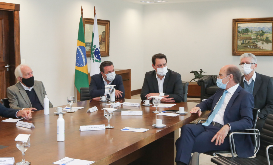 O Governador Carlos Massa Ratinho Junior assina, nesta quarta-feira (23), protocolo de investimentos com a cooperativa paranaense C.Vale representada pelo presidente Alfredo Lang.   Curitiba, 23/09/2020. Foto: Geraldo Bubniak/AEN