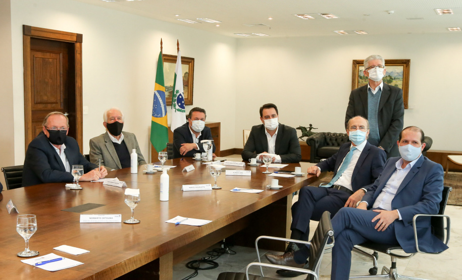 O Governador Carlos Massa Ratinho Junior assina, nesta quarta-feira (23), protocolo de investimentos com a cooperativa paranaense C.Vale representada pelo presidente Alfredo Lang.   Curitiba, 23/09/2020. Foto: Geraldo Bubniak/AEN