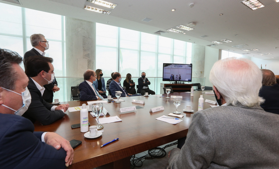 O Governador Carlos Massa Ratinho Junior assina, nesta quarta-feira (23), protocolo de investimentos com a cooperativa paranaense C.Vale representada pelo presidente Alfredo Lang.   Curitiba, 23/09/2020. Foto: Geraldo Bubniak/AEN