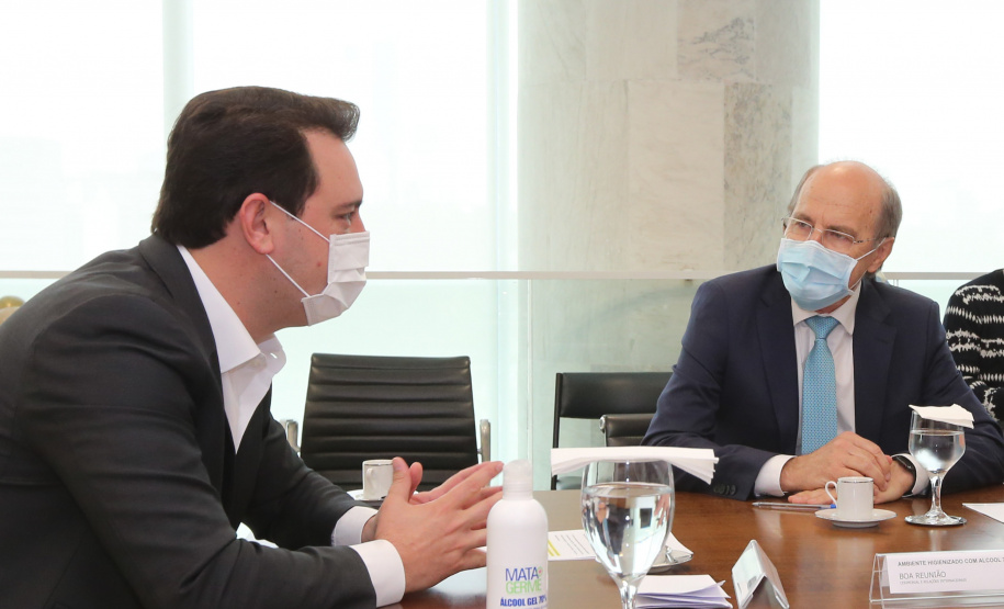 O Governador Carlos Massa Ratinho Junior assina, nesta quarta-feira (23), protocolo de investimentos com a cooperativa paranaense C.Vale representada pelo presidente Alfredo Lang.   Curitiba, 23/09/2020. Foto: Geraldo Bubniak/AEN