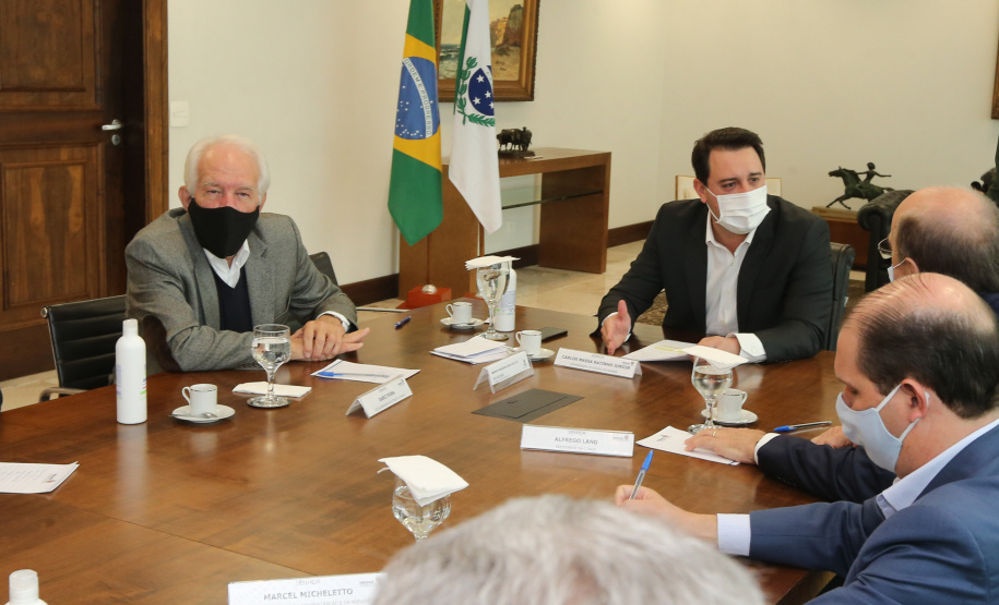 O Governador Carlos Massa Ratinho Junior assina, nesta quarta-feira (23), protocolo de investimentos com a cooperativa paranaense C.Vale representada pelo presidente Alfredo Lang.   Curitiba, 23/09/2020. Foto: Geraldo Bubniak/AEN