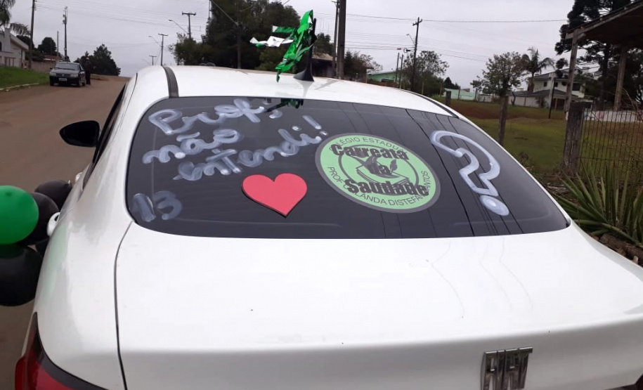 Colégios fazem carreata para alcançar estudantes no interior do Paraná.Foto:SEED
