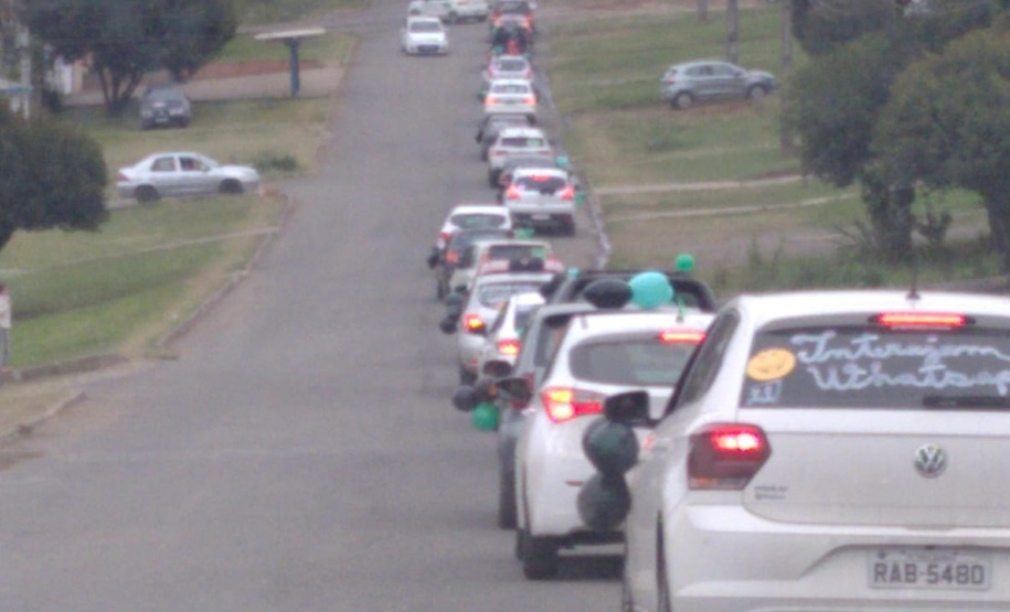 Colégios fazem carreata para alcançar estudantes no interior do Paraná.Foto:SEED
