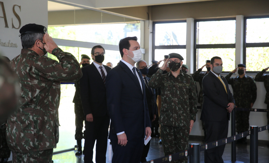 O Governador Carlos Massa Ratinho Junior recebe, nesta quinta-feira (24),  a medalha Exercito Brasileiro no Forte do Pinheirinho.  Curitiba, 24/09/2020. Foto: Geraldo Bubniak/AEN