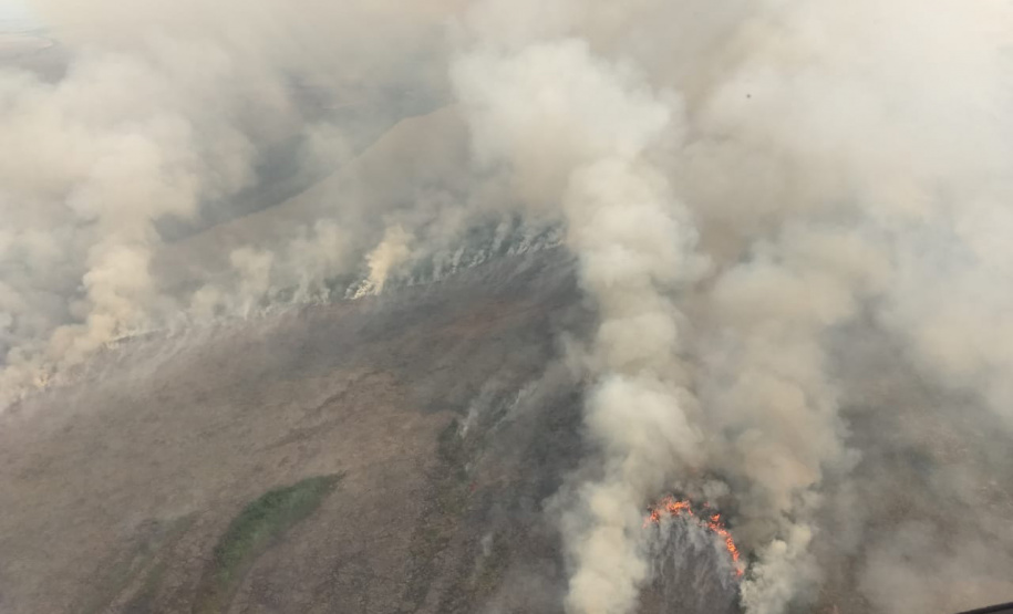 Helicóptero da PM auxilia no combate a incêndio em Ilha Grande. Foto:SESP