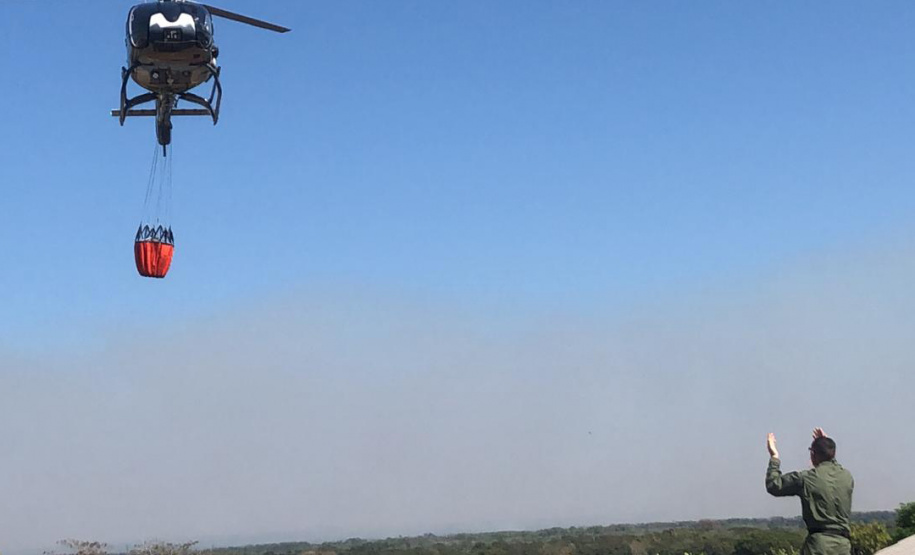 Helicóptero da PM auxilia no combate a incêndio em Ilha Grande. Foto:SESP
