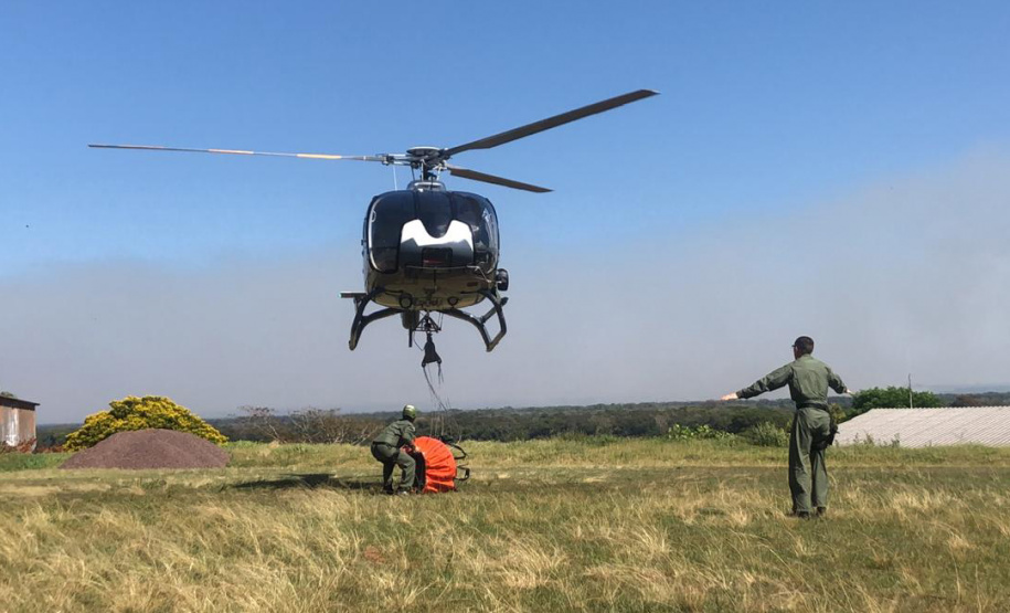 Helicóptero da PM auxilia no combate a incêndio em Ilha Grande. Foto:SESP