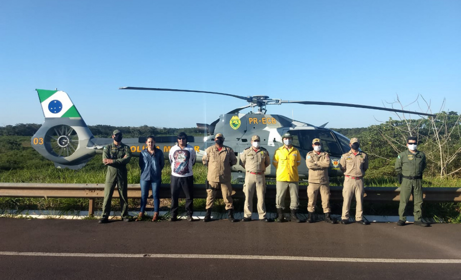 Helicóptero da PM auxilia no combate a incêndio em Ilha Grande. Foto:SESP