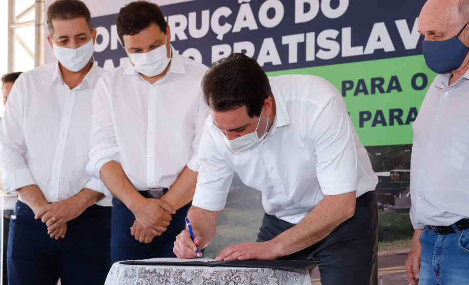 Cambé, na Região Metropolitana de Londrina, vai resolver um antigo problema logístico e de trânsito, além de fomentar um novo eixo de desenvolvimento para a cidade. Nesta quinta-feira (24), o governador Carlos Massa Ratinho Junior assinou a ordem de serviço para início imediato da construção do viaduto Bratislava, antiga reivindicação da população da região.