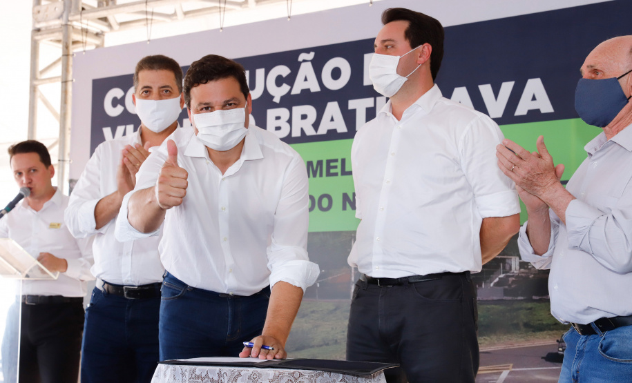 Cambé, na Região Metropolitana de Londrina, vai resolver um antigo problema logístico e de trânsito, além de fomentar um novo eixo de desenvolvimento para a cidade. Nesta quinta-feira (24), o governador Carlos Massa Ratinho Junior assinou a ordem de serviço para início imediato da construção do viaduto Bratislava, antiga reivindicação da população da região.