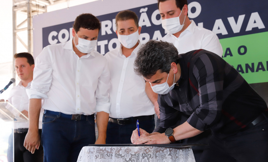 Cambé, na Região Metropolitana de Londrina, vai resolver um antigo problema logístico e de trânsito, além de fomentar um novo eixo de desenvolvimento para a cidade. Nesta quinta-feira (24), o governador Carlos Massa Ratinho Junior assinou a ordem de serviço para início imediato da construção do viaduto Bratislava, antiga reivindicação da população da região.